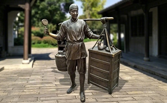 铜小品人物雕塑.jpg