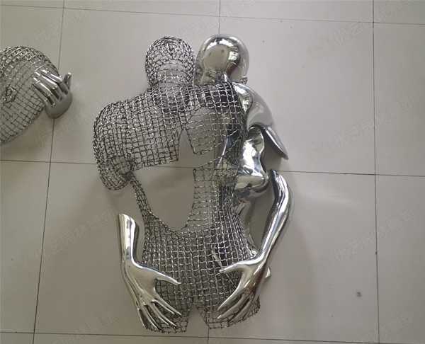 工厂现货新型镂空镜面组合人物拥抱不锈钢雕塑